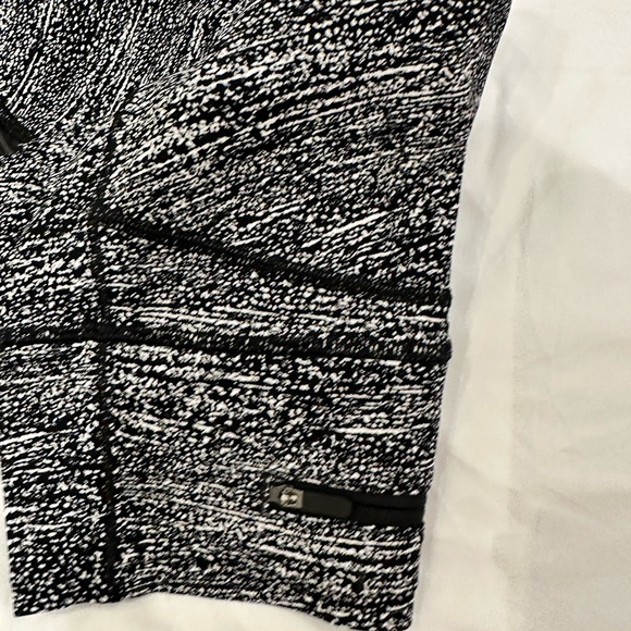 Lululemon black & white pattern size 4 - Picture 2 of 4
